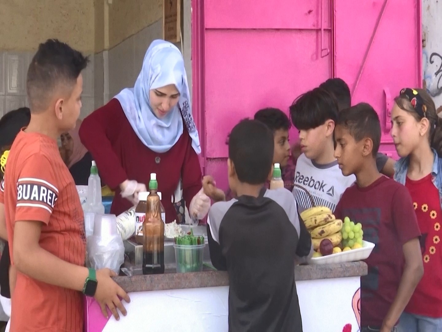 لاجئة فلسطينية في غزّة تواجه البطالة بمشروع "الآيس كريم"