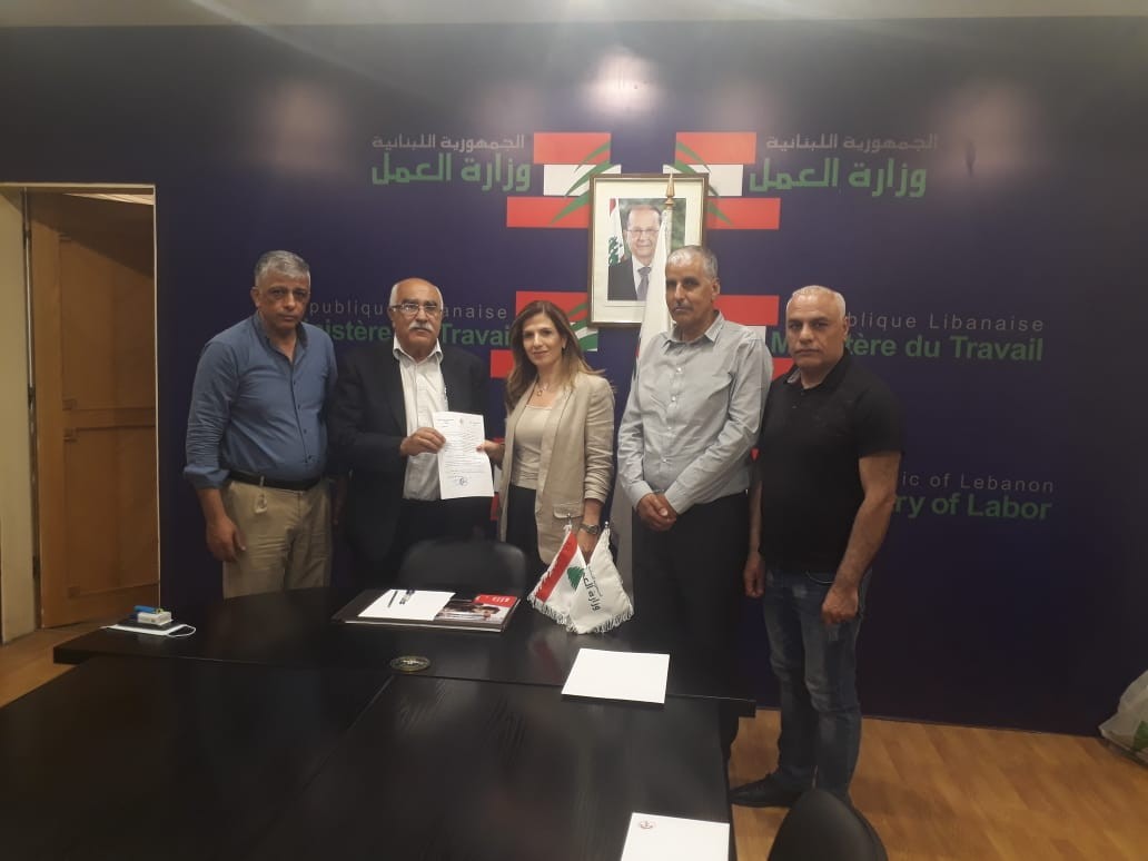 الجبهة الشعبية تدعو وزيرة العمل اللبنانية إلى السماح للفلسطينيين بمزاولة المهن المحرومين منها