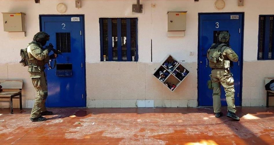 إصابات بالاختناق بين صفوف أسرى "عوفر".. ونتائج عينات أسرى "جلبوع" سلبية