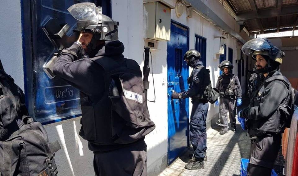 قمع وتوتر في سجن "عوفر" وإجراء عملية للأسير المصاب بكورونا كمال أبو وعر