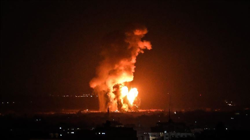 الاحتلال يقصف عدة مواقع في غزة بزعم الرد على "إطلاق البالونات الحارقة"