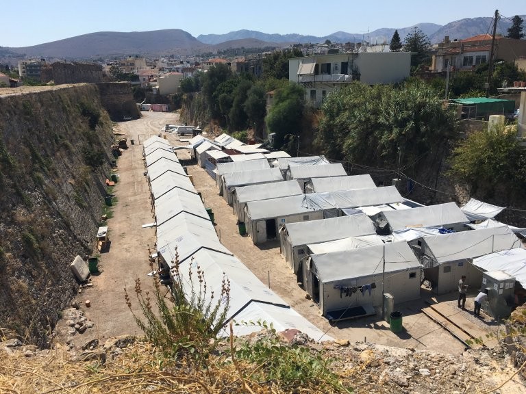 عشرات الفلسطينيين تحت الحجر الصحي في مخيم جزيرة كيوس باليونان