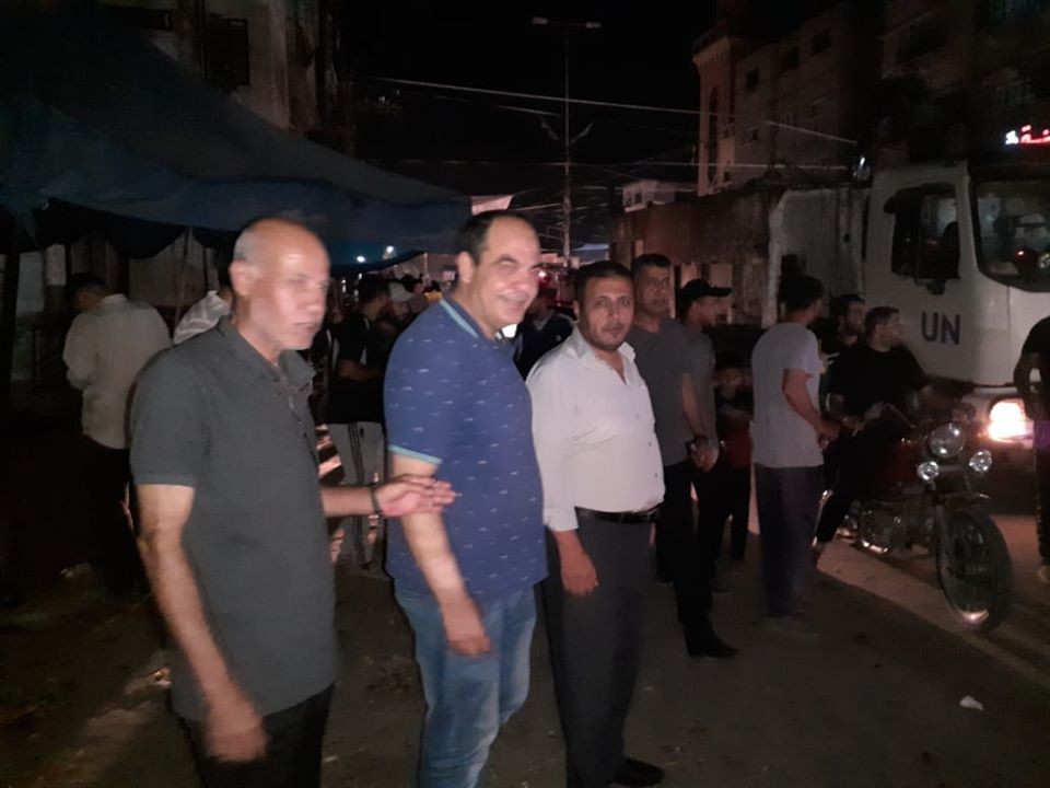 اللجنة الشعبية في مُخيّم خانيونس تُعايد عمّال النظافة برواء ظمأهم
