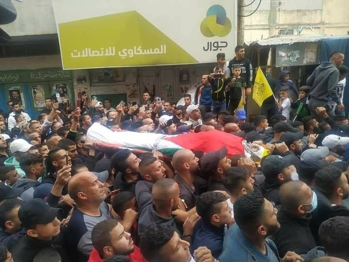 الآلاف في مُخيّم بلاطة يشيّعون الشاب حاتم أبو رزق وسط مطالباتٍ بضرورة "فتح تحقيق جدّي"