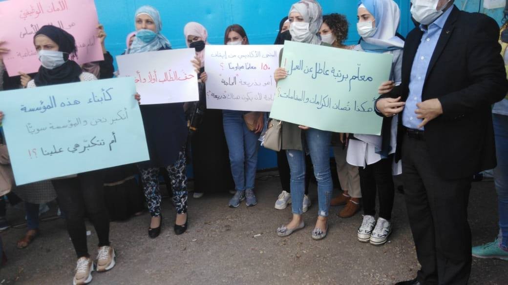 معلمو "أونروا" المياومون في لبنان يعتصمون للمطالبة بوظائف.. فما هو رد الوكالة؟