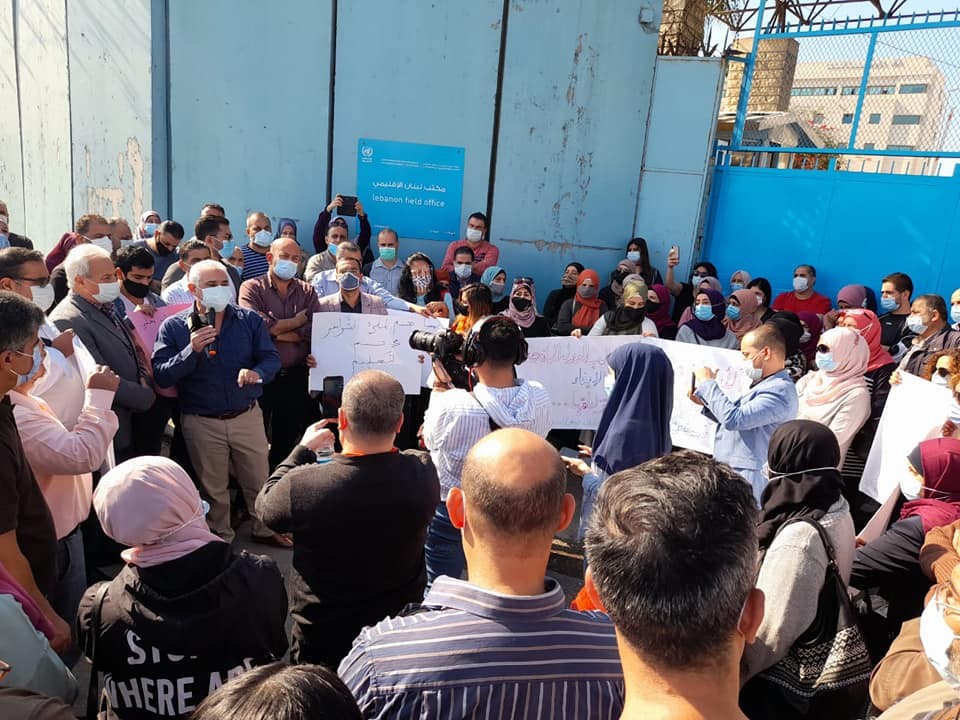 اعتصام أمام مكتب "أونروا" الرئيسي في لبنان احتجاجاً على قرار دفع جزء من رواتب العاملين