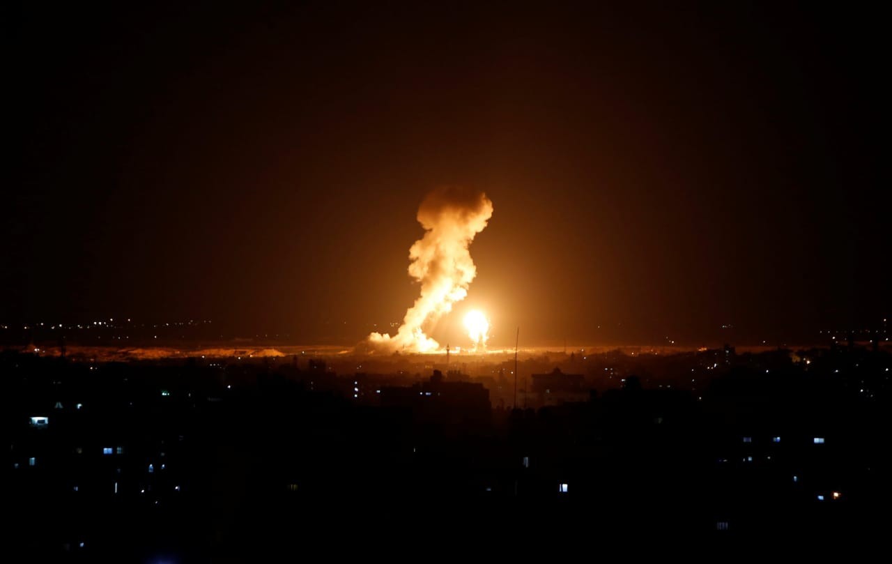 جيش الاحتلال يشن سلسلة غارات على قطاع غزّة بزعم الرد على إطلاق صاروخ