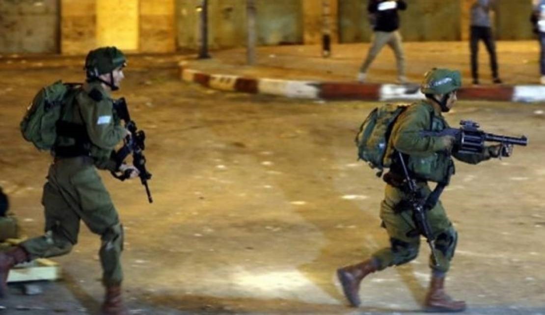 اعتقال شاب واندلاع مواجهات خلال اقتحام قوات الاحتلال مخيم العروب