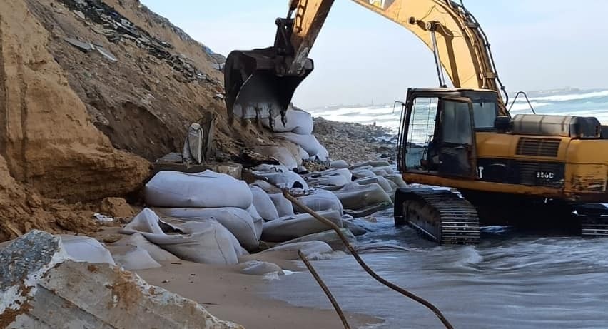 البدء بتدعيم واجهة مخيم الشاطئ البحرية لمواجهة المنخفض الجوي