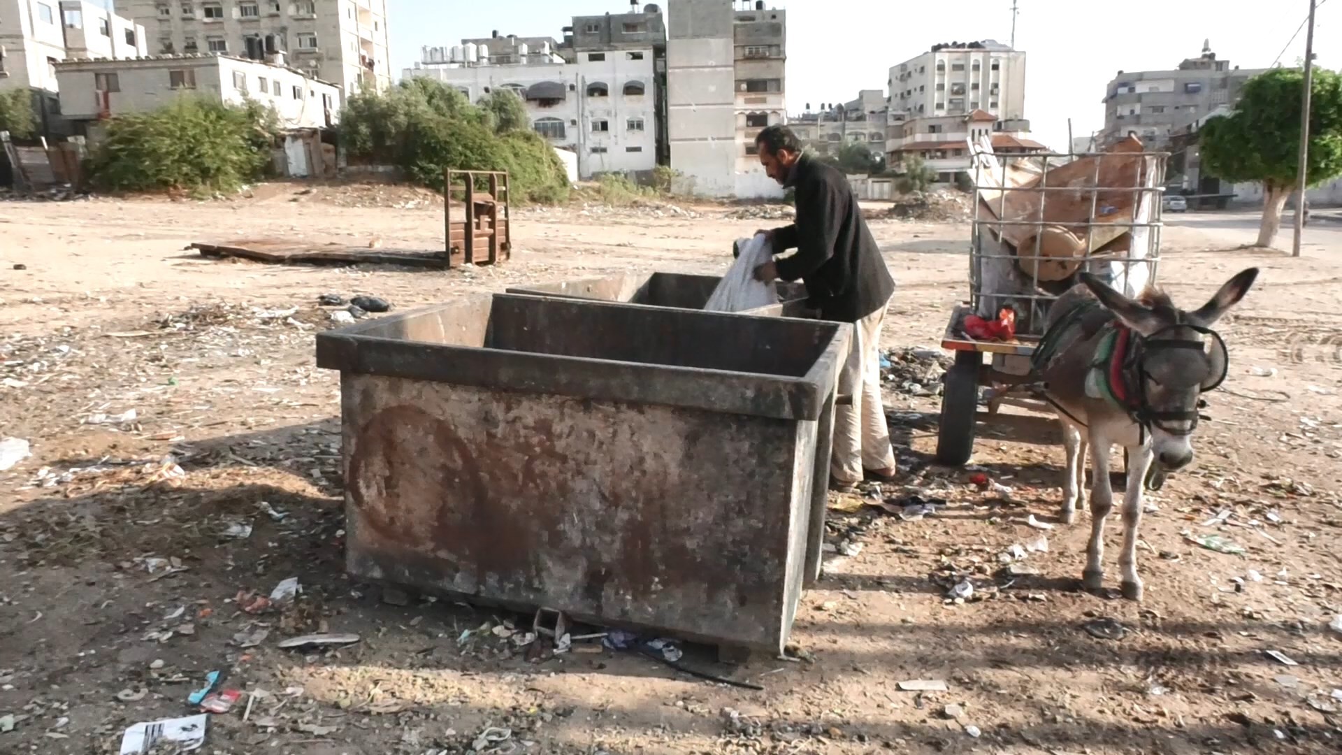 جمع الخردة من القمامة سبيل عشرات اللاجئين الفلسطينيين في غزة لكسب قوت عيشهم