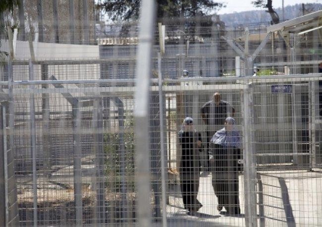 إصابة الأسيرات بفيروس "كورونا" تشكل خطراً على حياتهن