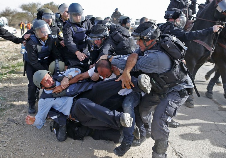 حملة اعتقالات واسعة تطال أكثر من 40 فلسطينياً في النقب المحتل