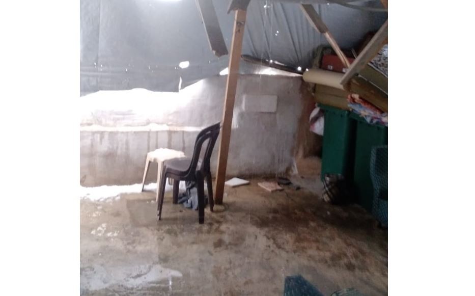 فلسطينية سوريّة وأيتامها الثلاثة تركتهم "أونروا" بلا تدفئة في خيمة بالبقاع اللبناني