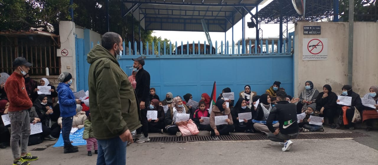فلسطينيو سوريا يغلقون مقر "أونروا" في بيروت ويلوحون لكوردوني بالتصعيد