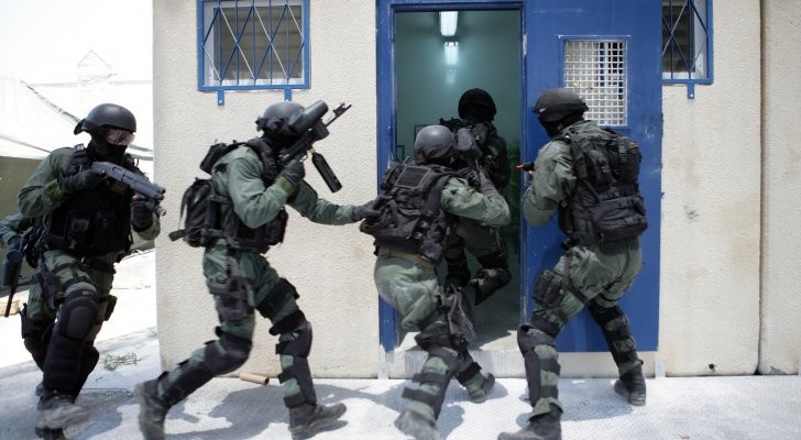 الأسرى يواصلون انتفاضتهم في السجون والاحتلال يحشد قوات القمع