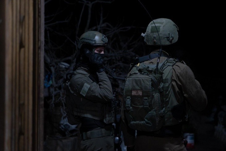 جيش الاحتلال يعتقل 12 فلسطينياً من مخيم العروب