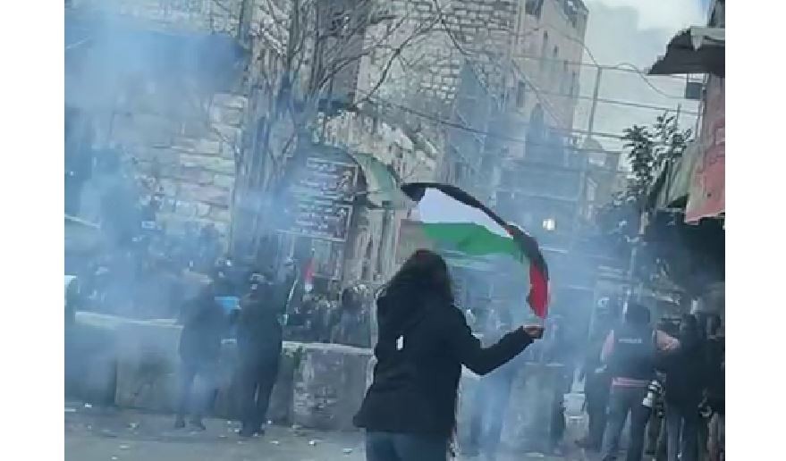 إصابات بينهم صحفي في مواجهات بالخليل في إحياء ذكرى مجزرة الحرم الابراهيمي