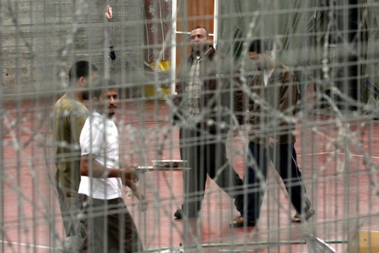 أسير فلسطيني يطعن سجّاناً صهيونياً في سجن "نفحة"