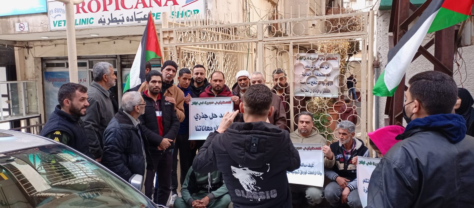 فلسطينيو سوريا في طرابلس يقتحمون مبنى "أونروا" احتجاجا على قطع المعونات