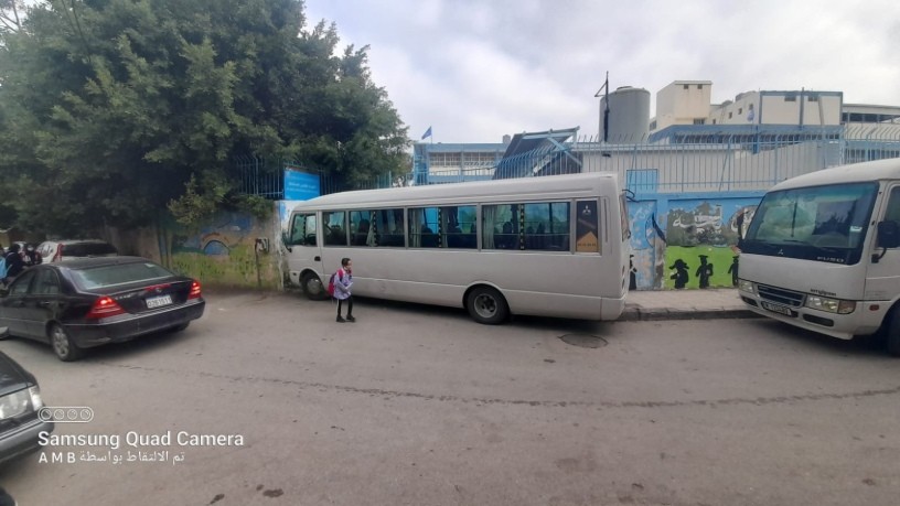 سائقو حافلات نقل طلاب "أونروا" يقفلون ثانوية في "الرشيدية" للمطالبة بمستحقاتهم