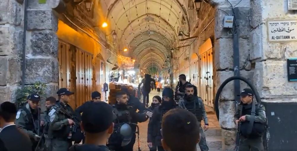 استشهاد فلسطيني من مخيم الجلزون  وإصابة شرطيين صهيونيين بعملية طعن في القدس
