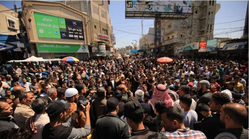 الآلاف في غزّة يتظاهرون ضد الاعتداءات على القدس والأقصى