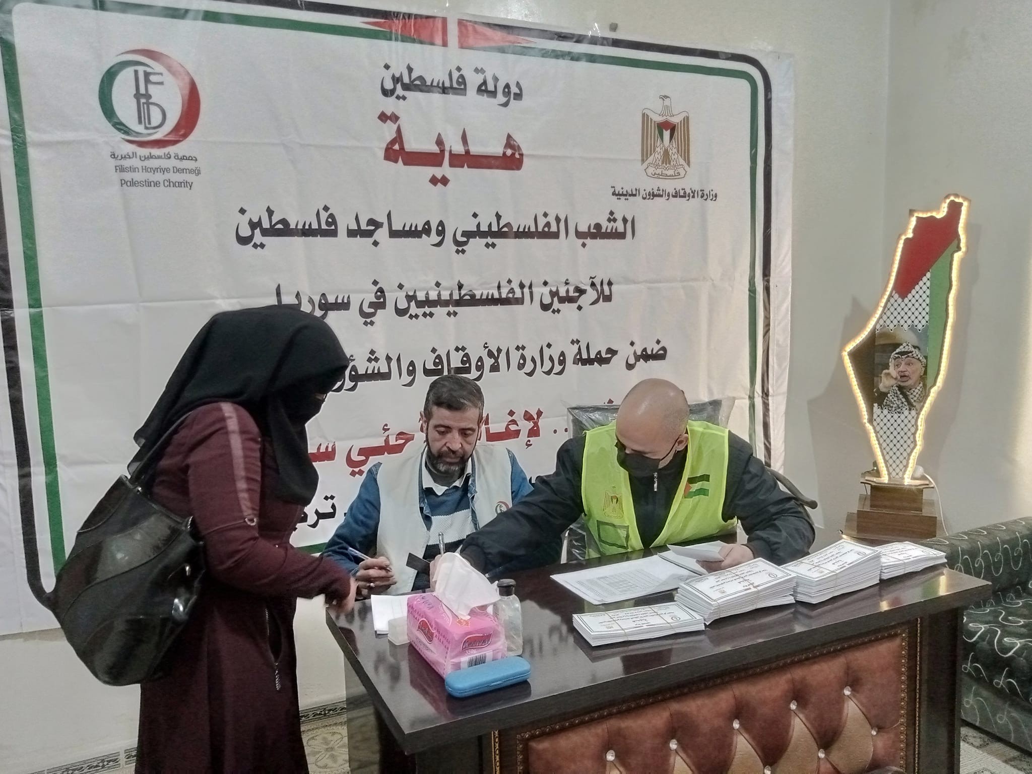 منح مالية من الأوقاف الفلسطينيّة للاجئين الفلسطينيين المهجّرين شمال سوريا