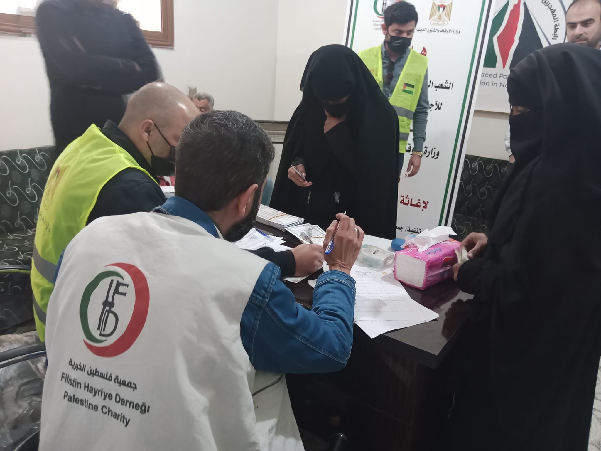 استكمال توزيع منح "الأوقاف الفلسطينية" المالية على فلسطينيي شمال سوريا