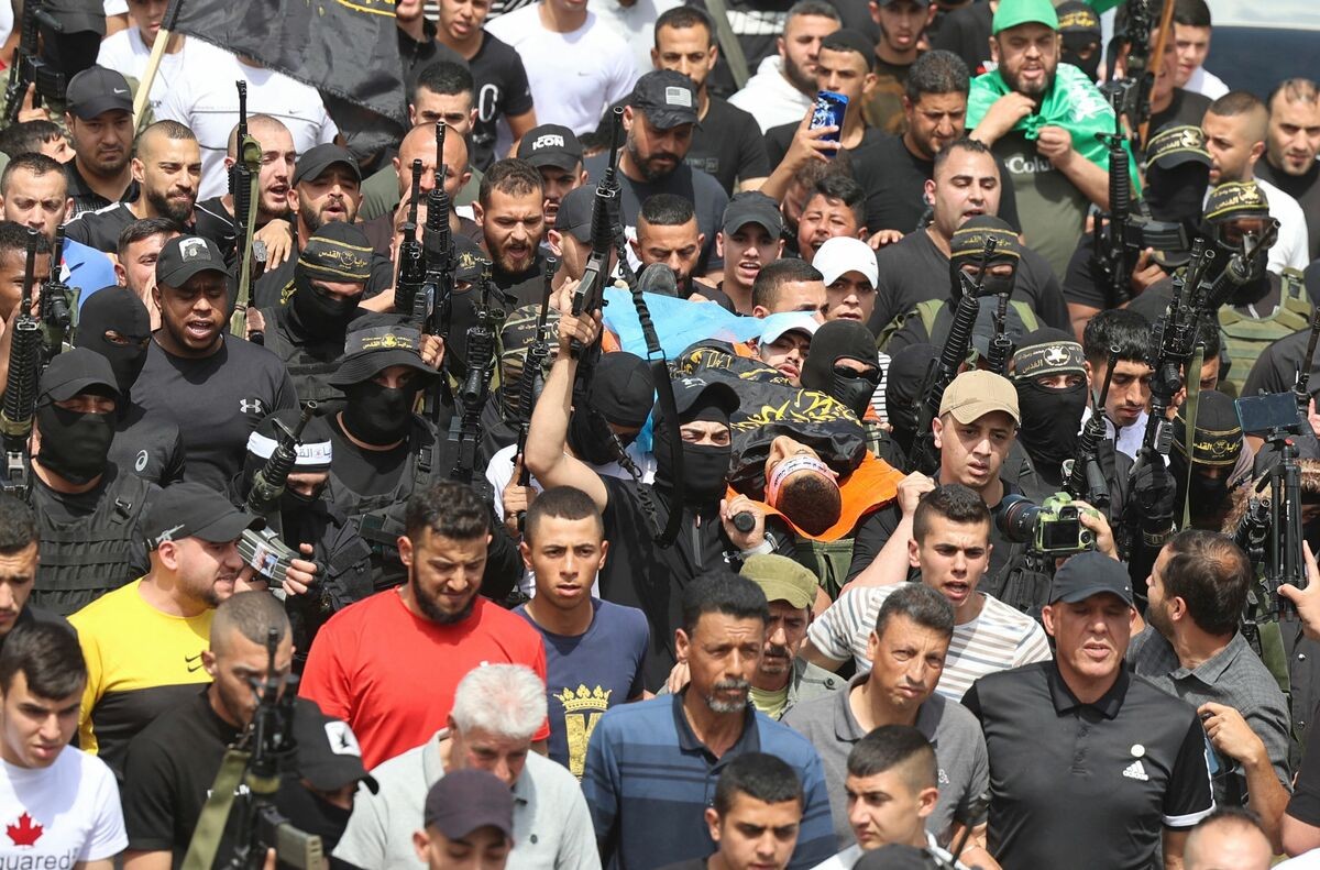 المئات يشيّعون جثمان الفتى أمجد الفايد في مخيم جنين
