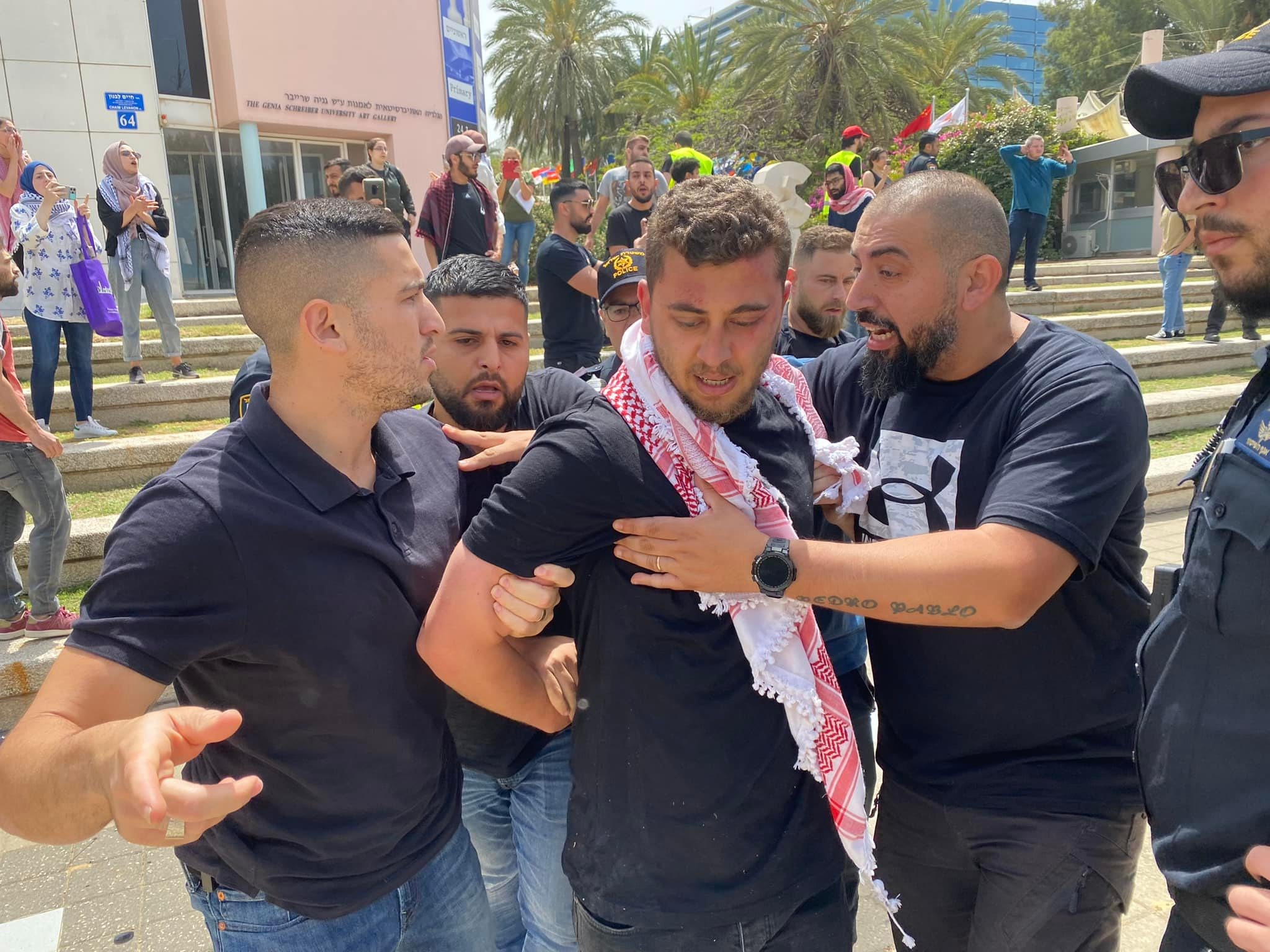 تمديد اعتقال طالب فلسطيني بجامعة "تل أبيب" وطلبة صهاينة يواصلون اعتداءاتهم