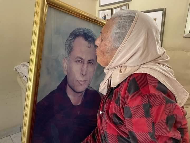 قبل أشهر من احتضانه.. وفاة والدة عميد الأسرى الفلسطينيين كريم يونس