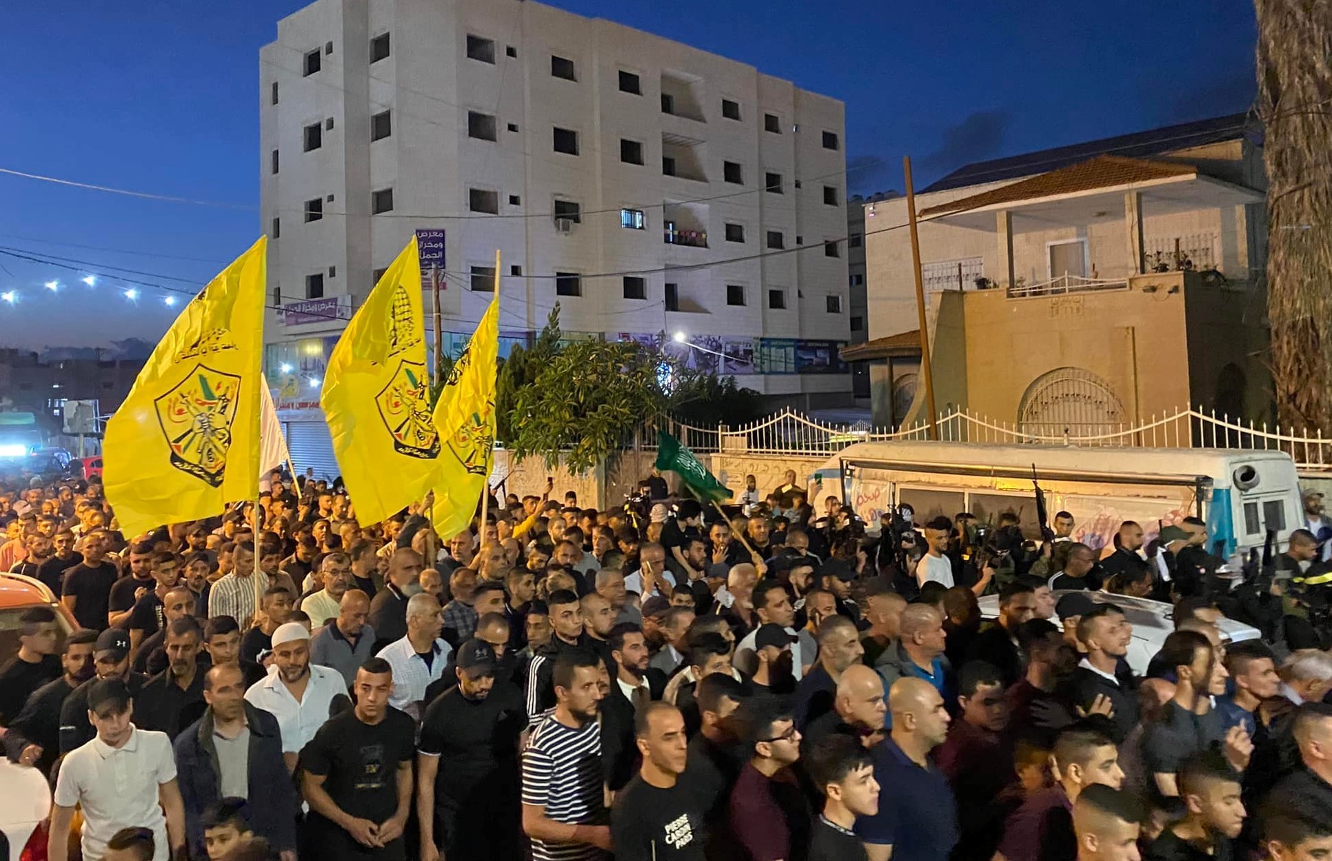 الآلاف يشاركون في مسيرة بمخيم جنين تنديداً باغتيال داوود الزبيدي