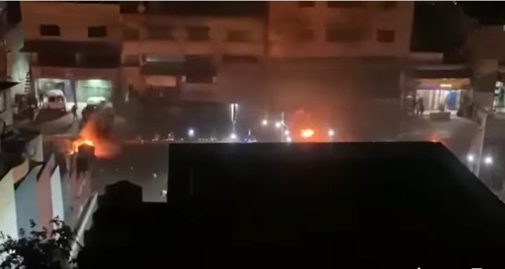 إغلاق شارع في نابلس بعد اعتقال السلطة لشاب من مخيم بلاطة