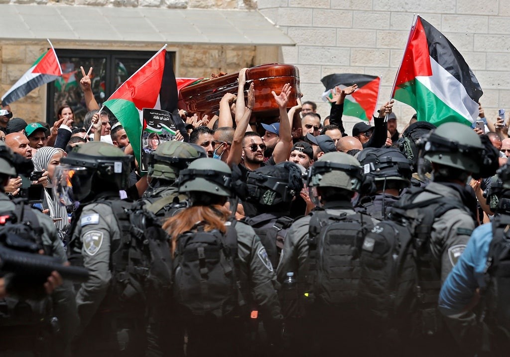 شرطة الاحتلال تعتدي على المشاركين في تشييع جثمان شيرين أبو عاقلة