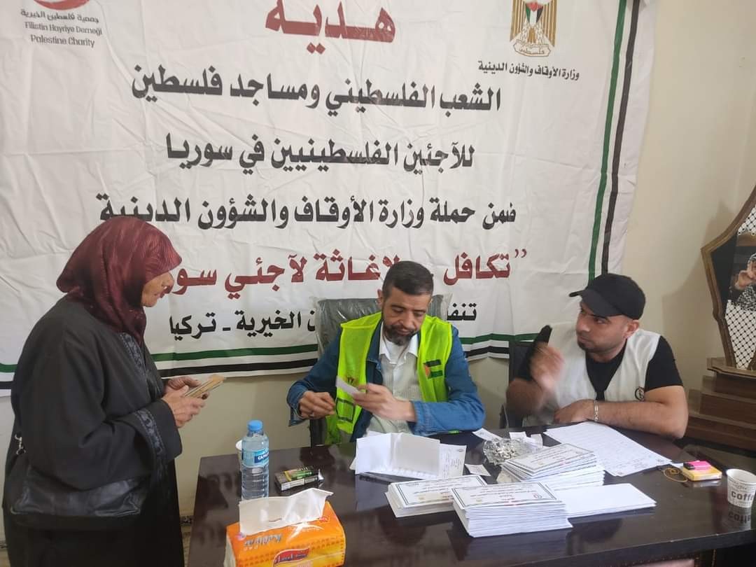 استئناف توزيع منحة " الأوقاف الفلسطينية" المالية للفلسطينيين المهجرين شمال سوريا