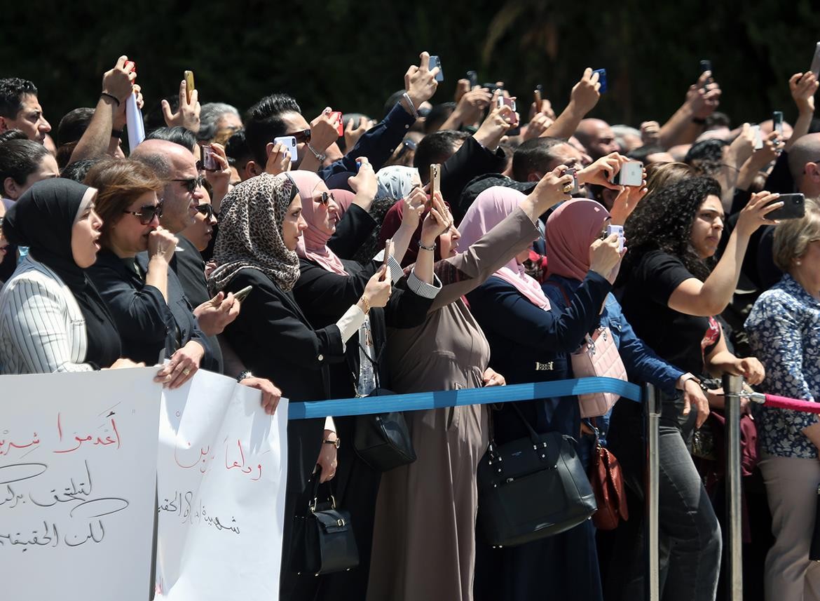 أهالي مخيم قلنديا يودعون شيرين أبو عاقلة رغم قمع الاحتلال
