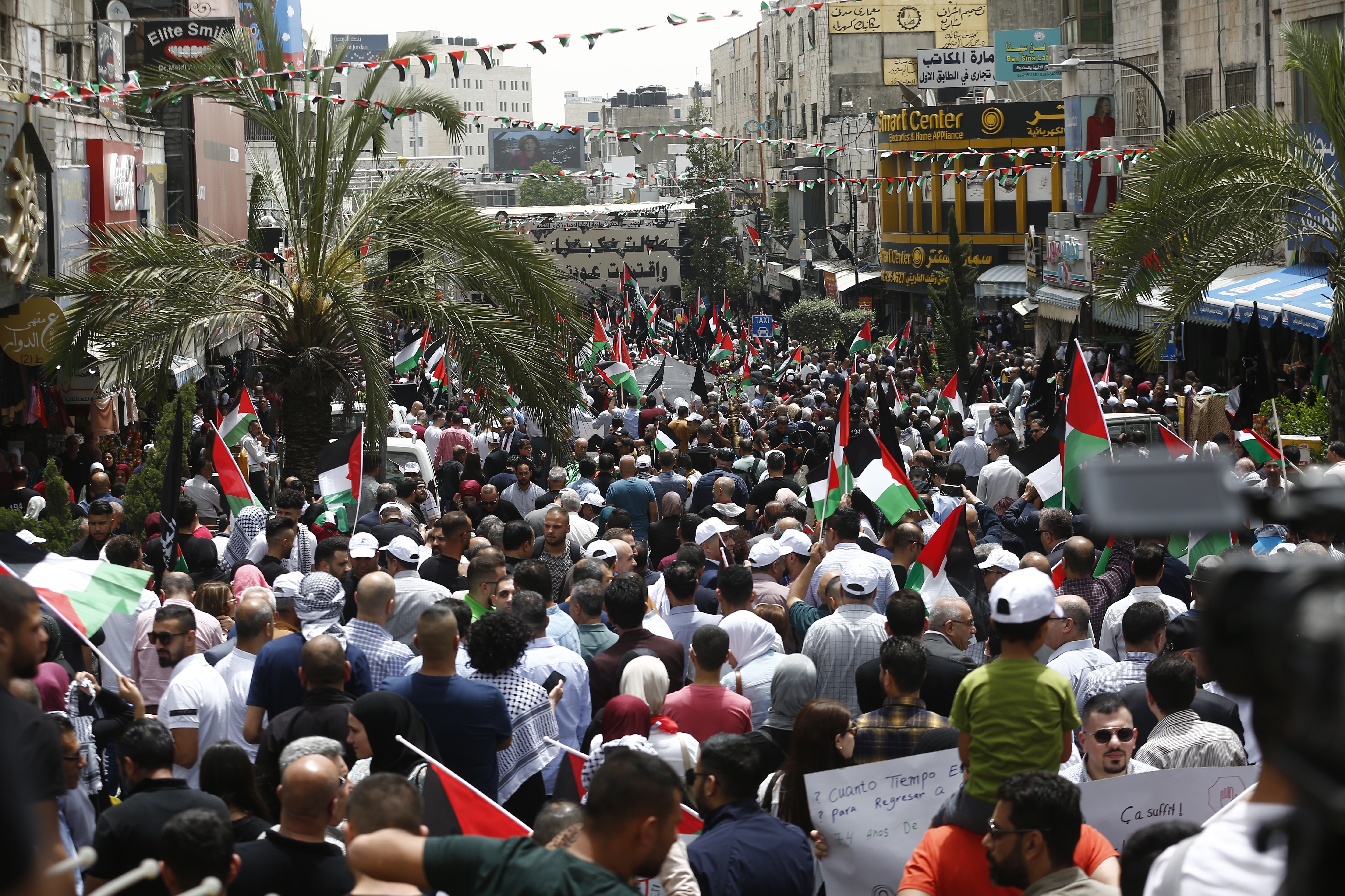 عشرات الآلاف يحيون ذكرى النكبة الفلسطينيّة في الضفة وغزة