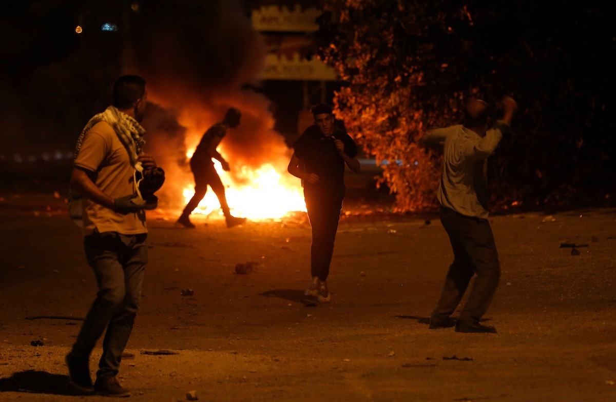 اعتقالات في عدّة مخيمات ومواجهات عنيفة في مخيم عقبة جبر