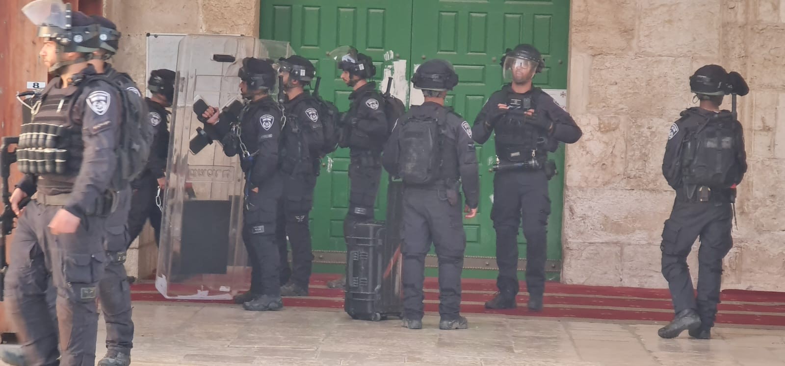 مستوطنون بأعدادٍ كبيرة يقتحمون الأقصى والاحتلال يعتقل 4 شبان