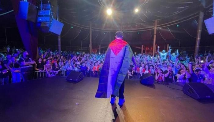 احتفاء بمغني راب مصري توشّح بعلم فلسطين خلال حفلة في باريس