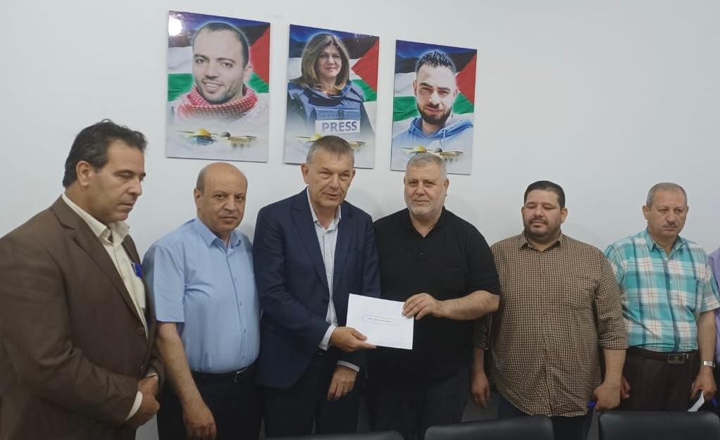 الفصائل بغزة تجتمع بمفوض "أونروا" وتسلّمه لائحة مطالب