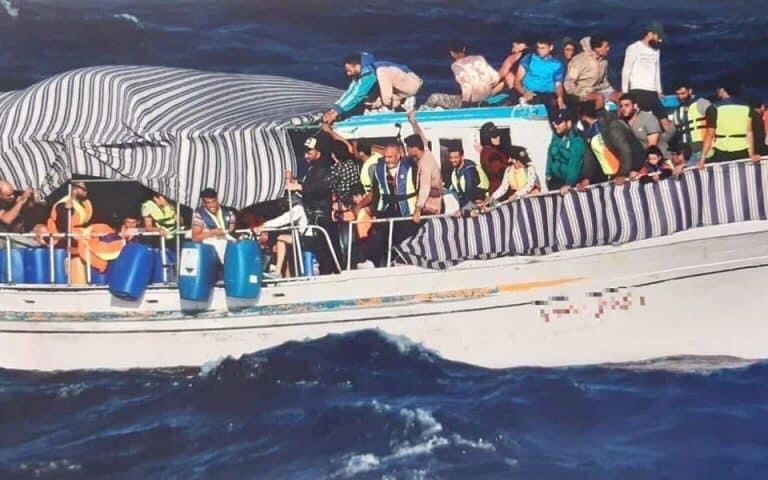 شبان فلسطينيون في لبنان يسيرون على طرق الموت أملاً في النجاة منه!