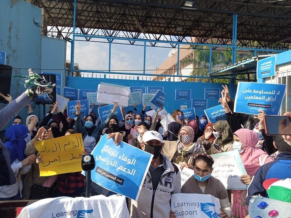 اتحاد المعلمين لدى "أونروا" في لبنان يحذر الوكالة بعد فصلها عشرات المعلمين