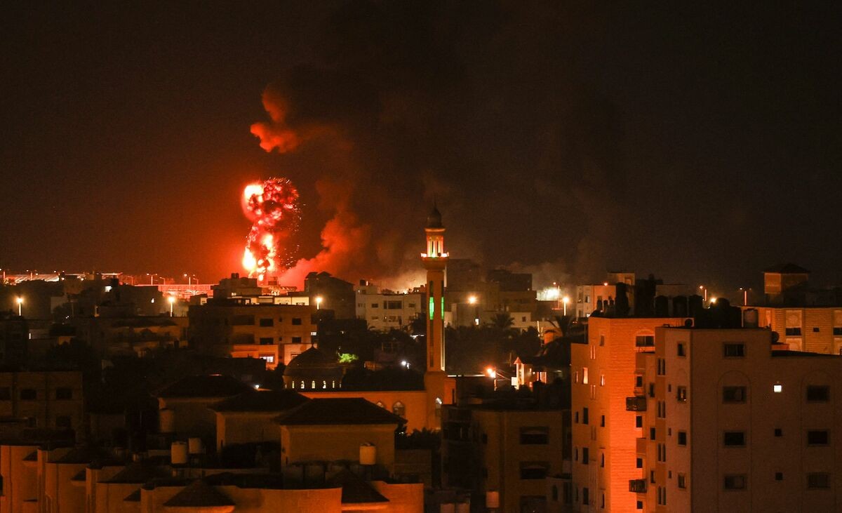 الاحتلال يشن غارات عنيفة على غزّة بزعم الرد على إطلاق صواريخ
