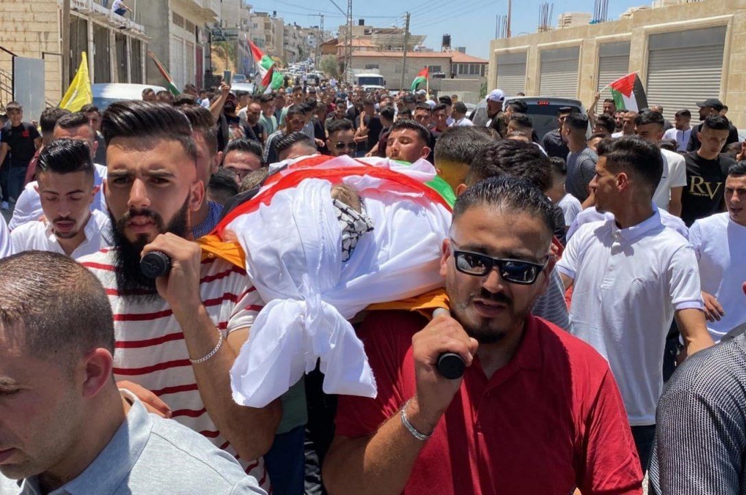 المئات يشيّعون جثمان الشهيد فالح جرادات في الخليل