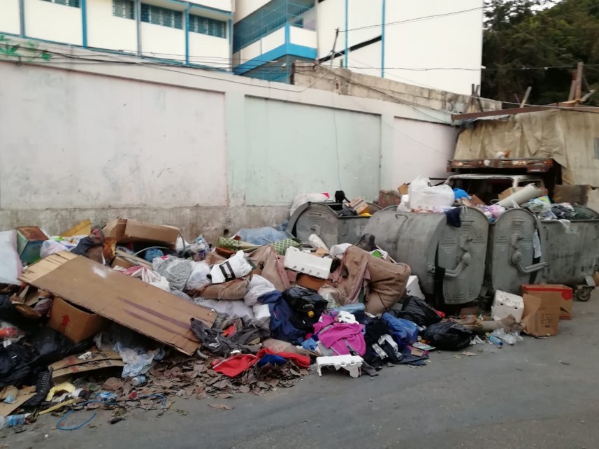 اللجنة الشعبية في "برج الشمالي" تدعو "أونروا" للإسراع في رفع النفايات