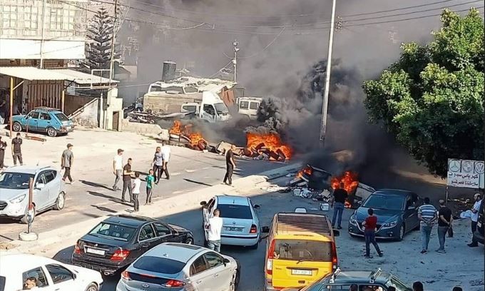 إغلاق شارع بنابلس احتجاجاً على استمرار اعتقال السلطة لشاب من مخيم بلاطة