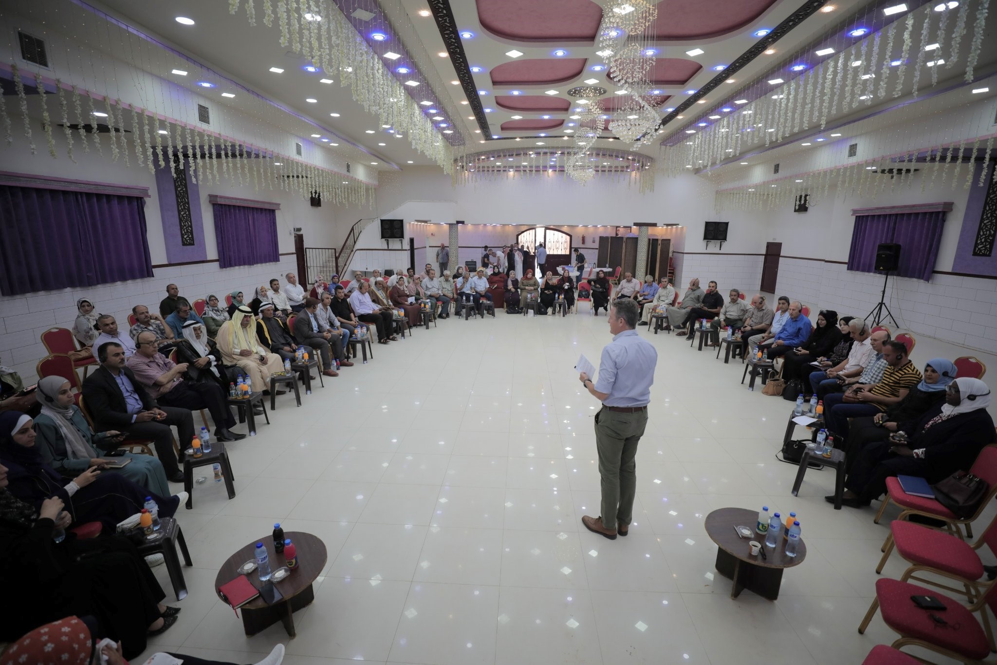 مدير "أونروا" في غزّة يناقش احتياجات اللاجئين مع المجتمع المحلي