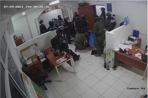 مئات المنظمات الحقوقية تدين اعتداء الاحتلال على مؤسسات حقوقية فلسطينية