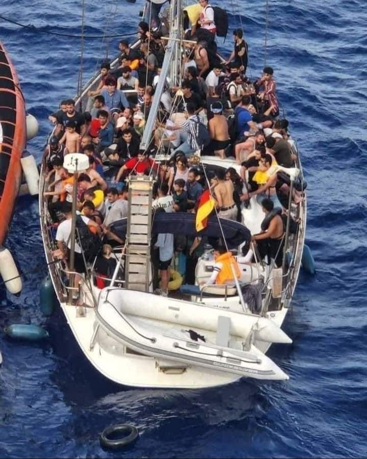 قارب هجرة على متنه فلسطينيون عالق وسط البحر دون وقود